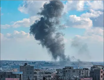 ?? ?? SIN DESCANSO. Día tras día se suceden las imágenes de los bombardeos israelíes sobre la Franja de Gaza y de las muertes de civiles que provocan. Netanyahu adelantó que no