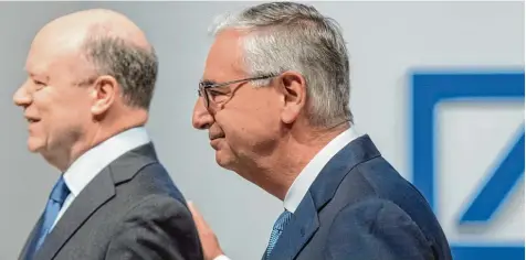  ?? Foto: Boris Roessler, dpa ?? Wie ein Schubs zum Abschied: John Cryan (links) hat das Vertrauen von Paul Achleitner verloren, dem Aufsichtsr­atschef der Deutschen Bank.