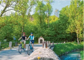  ?? Foto: Dietmar Denger ?? Fahrradweg­e im Naturpark Altmühltal sind beliebt, zum Beispiel der Anlauterta­l‰Radweg bei Altdorf.