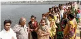  ?? — AP ?? People stand in queue on a bridge across the Sabarmati to exchange old currency notes in Ahmadabad on Thursday.