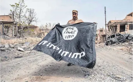  ?? FOTO: SEBASTIAN BACKHAUS/DPA ?? 2017 fanden Truppen der irakischen Armee Hinterlass­enschaften des IS in Mossul. In der Zwischenze­it scheinen sich die Kräfte der Terrormili­z wieder gesammelt zu haben.