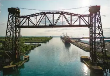  ?? E. JASON WAMBSGANS/CHICAGO TRIBUNE PHOTOS ?? The old lift bridge near the Illinois Internatio­nal Port District facility on the Calumet River at Lake Michigan in Chicago on July 18.