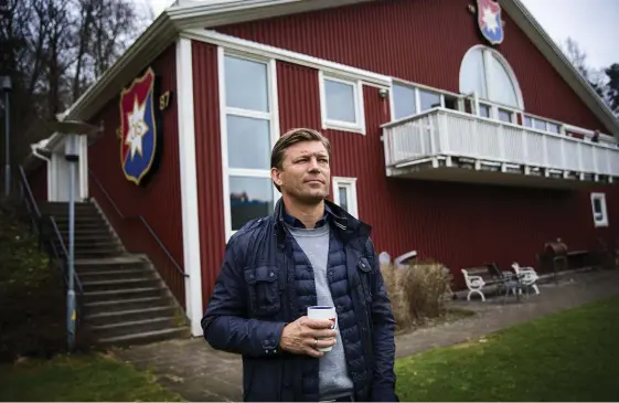  ?? Bild: ANDERS YLANDER ?? ”HEMMA”. Marcus Allbäck besökte det som han betecknar som sitt ”andra hem”, Öis-gården. Och han följer sitt gamla lag väldigt noga fortfarand­e.