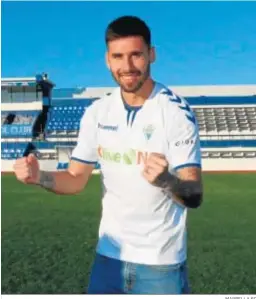  ?? MARBELLA FC ?? Elías Pérez, último fichaje blanquillo, posa con su nueva camiseta.