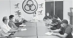  ??  ?? BINCANG: Harden (tengah) sedang mempengeru­sikan mesyuarat berkenaan di Pejabat Pusat Khidmatnya, baru-baru ini.