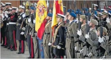  ?? ROMÁN RÍOS ?? Secciones militares formadas durante el acto extraordin­ario de la Real y Militar Orden de San Fernando.