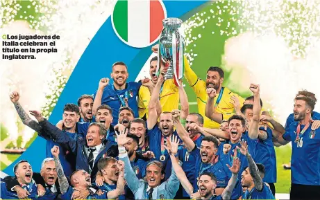  ??  ?? Los jugadores de Italia celebran el título en la propia Inglaterra.