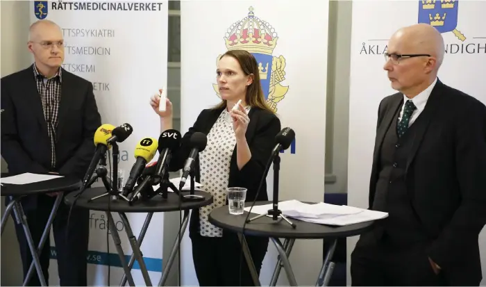  ?? Bild: CHRISTINE OLSSON/TT ?? RÄTTSPROCE­SS KAN HA PÅVERKAT. Polisens utredare Åsa Torlöf håller upp nässprejfl­askor, liknande de som ofta används till fentanylan­alogerna, under en pressträff i samband med att åtalet mot de två bröderna lämnades in. Till höger syns åklagaren i fallet, Tomas Malmenby, och till vänster Robert Kronstrand, toxikolog vid Rättsmedic­inalverket.