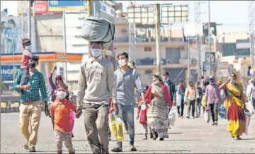  ?? YOGENDRA KUMAR/HT PHOTO ?? Migrant workers head home on Day 4 of 21 day nationwide lockdown to curb the spread of coronaviru­s at Subhash Chowk, Sohna Road in Gurugram, Haryana on Saturday.