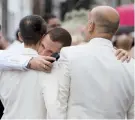  ??  ?? A la izquierda, el activista Pedro Julio Serrano no oculta su felicidad con el momento vivido ayer. A la derecha, una pareja de recién casados es felicitada.