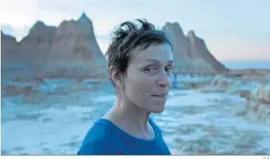  ?? D. S. ?? Frances McDormand, en una escena de ‘Nomadland’, la favorita para hacerse con el triunfo esta noche.