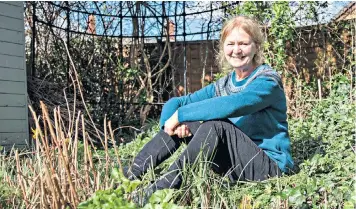  ?? ?? Haven for birds: author Sarah Gibson lets her garden grow wild to attract house martins, left, and barn swallows, right