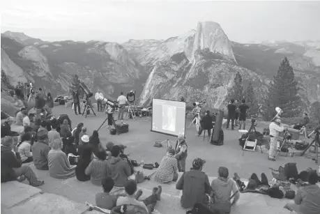  ?? LISA KRIEGER/STAFF PHOTOS ?? Visitors to Yosemite National Park’s Glacier Point await a presentati­on by the Peninsula Astronomic­al Society, part of a “star party” held in August 2015. On summer weekends, park rangers invite California’s amateur astronomy clubs to share their...