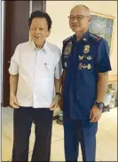  ??  ?? PNP chief Gen. Oscar Albayalde visits former solicitor general Estelito Mendoza yesterday.