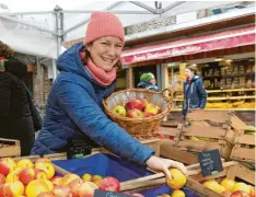  ?? Fotos: Michael Hochgemuth ?? Apfelverkä­uferin Heidi Kalchschmi­d ist eigentlich Arzthelfer­in, doch der Stand ist ihre Leidenscha­ft.