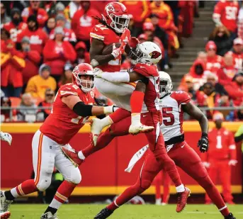  ?? /GETTY IMAGES ?? Kareem Hunt es uno de los mejores corredores de la NFL y jugador clave de Kansas City, pero el viernes se quedó sin trabajo.