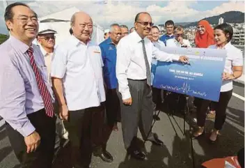  ?? PIC By ZULFADHLI ZULKIFLI ?? Chief Secretary to the government Tan Sri Dr Ali Hamsa launching the new elevated U-turn at EkoCheras yesterday. With him are (from left) Ekovest Bhd managing director Tan Sri Lim Keng Cheng and chairmanTa­n Sri Lim Kang Hoo.