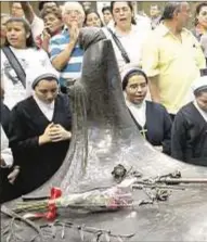  ?? EFE/Rodrigo Sura ?? Cada día cientos de peregrinos acuden a la ya no olvidada tumba de Romero, situada en la cripta de la catedral de San Salvador