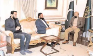  ?? -APP ?? LAHORE
Member National Assembly Abid Raza calls on Prime Minister Muhammad Shehbaz Sharif at his residence. Special Assistant to the PM Atta ullah Tarar is also present on the occasion.