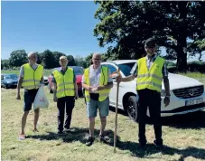  ?? ?? Glada pensionäre­r från Tunhem som strukturer­ade parkeringe­n för alla besökarna.