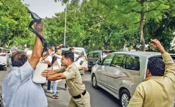  ?? — PTI ?? Congress workers show black flags to Delhi health minister Satyendar Jain after he was produced at Rouse Avenue court in New Delhi on Tuesday.