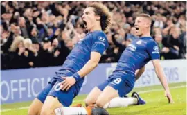  ?? AP ?? David Luiz (izquierda) celebra con su compañero Ross Barkley.