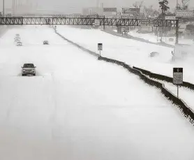  ?? Brett Coomer / Houston Chronicle ?? Esta fotografía del lunes 15 de febrero de 2021 muestra la autopista interestat­al 45 bajo la nieve en el área de The Woodlands, al norte de Houston, en Texas.