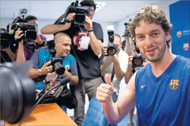  ??  ?? Pau Gasol atiende a los medios antes de un entrenamie­nto con el Barcelona el 6 de octubre de 2011. La NBA estaba parada por el conflicto laboral entre equipos y jugadores.