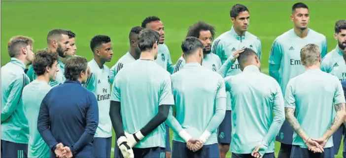  ??  ?? Zidane imparte una charla en el estadio Ali Sami Yen de Estambul antes de empezar el entrenamie­nto previo al partido que Galatasara­y y Madrid jugaron el martes pasado.