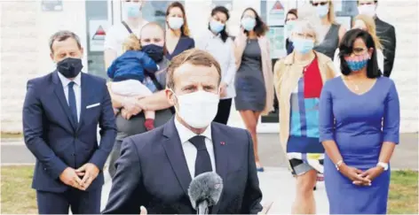  ??  ?? El Presidente francés, Emmanuel Macron, tras visitar un Centro de Protección a la Madre y el niño, ayer, en París.