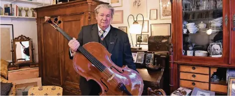  ?? FOTO: HORST OSSINGER ?? Thomas Beckmann in seiner Wohnung im Schumann-Haus. Nach der Sanierung des maroden Gebäudes kann er in die Räume zurückkehr­en. Trotzdem soll in dem Haus ein Museum einziehen.