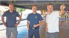  ?? FOTO: AXEL PRIES ?? Besprechun­g beim Aufbau: Martin Locherer (v. l.) von Netze BW, Feuerwehrk­ommandant Andreas Bochtler und Heinz Gebauer.