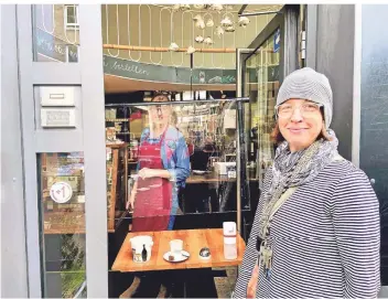  ?? RP-FOTO: RUHNAU ?? Philippa Fehr war eine der ersten Kundinnen bei Andrea Rieso an der Ausgabeste­lle des Café Hüftgold in Flingern. Das Take-Away-Geschäft wird täglich von 9 bis 18 Uhr angeboten.