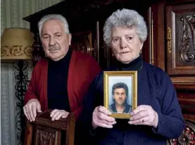  ??  ?? Claude et Jeanne Morfoisse, les parents de Thierry, tenant une photo de leur fils.