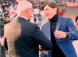  ?? LAPRESSE ?? Allenatori a specchio Claudio Ranieri, 71 anni, saluta Michele Mignani, 51 anni, prima del Bari-Cagliari (1-1) giocato in questo campionato