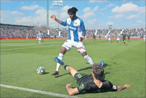  ??  ?? El central nigeriano Awaziem intenta controlar el balón junto a la línea de fondo tras la caída de Canales.