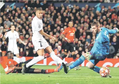  ?? — Gambar AFP ?? PRESTASI HEBAT: De Gea gagal menyekat bola rembatan Mbappe (kiri) daripada menerjah jaring untuk memberikan gol kedua buat PSG pada aksi pertama peringkat 16 terakhir Liga Juara-Juara di Old Trafford, Manchester Selasa lepas.