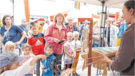  ?? FOTOS: MONIKA FISCHER ?? Das Ausprobier­en alter Handwerkte­chniken kommt bei Kindern an. Am Stand der Seilerin Sabine Emhart herrscht Hochbetrie­b.