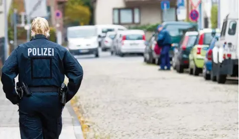  ??  ?? Diese Straße in Hameln fuhr der Angeklagte im November 2016 entlang, als er seine Ex Frau töten wollte. 200 Meter weit schleifte er sie am Auto hinter sich her. Am nächsten Tag sicherte die Polizei den Tatort.