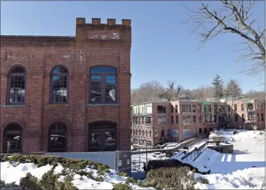  ?? Tyler Sizemore / Hearst Connecticu­t Media ?? Constructi­on continues on The Mill apartment complex in the Glenville section of Greenwich Thursday. The former cotton mill is being converted into one- to three-bedroom luxury rental apartments, available this summer.