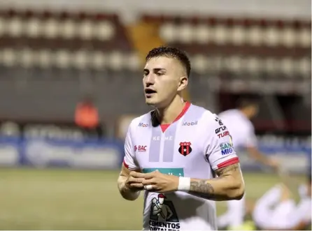  ?? ALONSO TENORIO ?? El defensor Fernán Faerron, titular en su puesto, suma 375 minutos en ocho fechas.