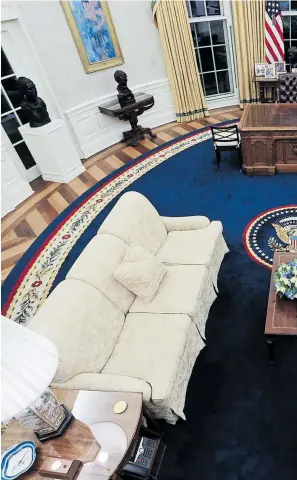  ??  ?? Das Oval Office, das Machtzentr­um im Weißen Haus, wird am Wochenende nicht leer bleiben. Die B