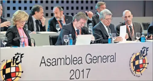  ??  ?? CANDIDATOS. Larrea y Rubiales, que lucharán por la presidenci­a de la FEF el 17 de mayo, en la asamblea de 2017.