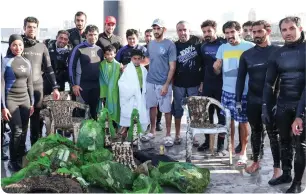  ?? Wam ?? Sheikh Hamdan taking part in the clean-up at the Dubai Marina along with volunteers and divers. (top) Screengrab­s of Sheikh Hamdan preparing for the dive and picking rubbish off the seabed. —