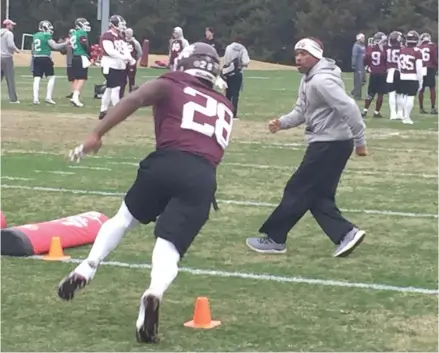  ?? Joel Coleman, SDN) (Photo by ?? Mississipp­i State interim head coach Greg Knox coaches running back Dontavian Lee through a drill at practice on Friday.