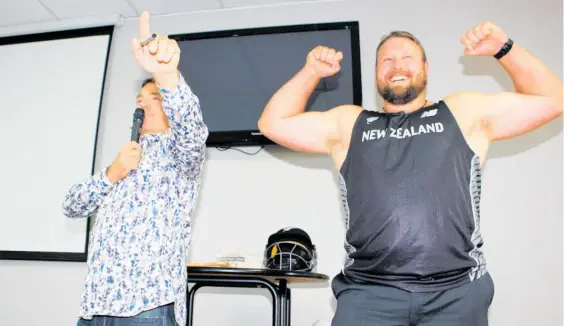  ?? Photos / Cathy Asplin ?? Auctioneer Andy Transom (left) takes bids for Tom Walsh’s New Zealand singlet.