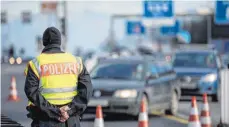  ?? FOTO: DPA ?? Grenzkontr­olle an der A 8 Salzburg-München: Bundespoli­zisten, die hier im Einsatz sind, fehlen nach Ansicht der Gewerkscha­ft der Polizei unter anderem in Baden-Württember­g.