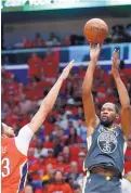  ?? GERALD HERBERT/ASSOCIATED PRESS ?? Golden State forward Kevin Durant (35), who scored 38 points, shoots against New Orleans Pelicans forward Anthony Davis on Sunday.