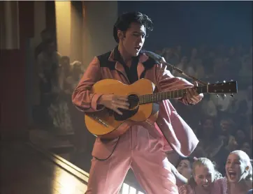  ?? PHOTOS: WARNER BROS. PICTURES ?? Austin Butler stars as the King of Rock and Roll in Baz Luhrmann's unusual biopic, “Elvis.”