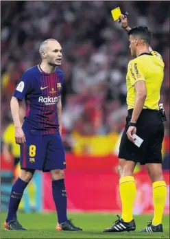  ??  ?? TARJETA. Iniesta vio tarjeta amarilla por protestar.